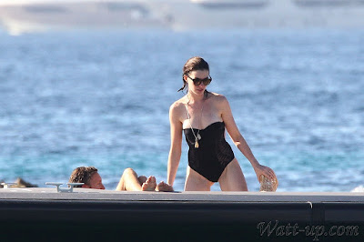 http://www.watt-up.com/j_gallery/Anne_Hathaway_Bikini/slides/Anne_Hathaway_Bikini%20(96).html