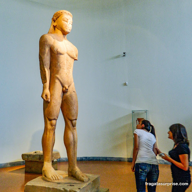 Kouros, no Museu Nacional de Arqueologia de Atenas, Grécia