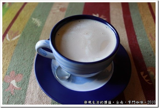 窄門咖啡的熱拿鐵
