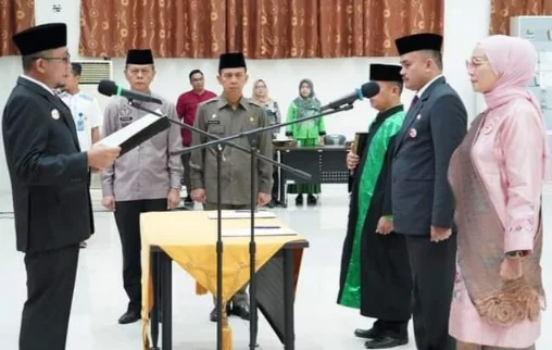 Wako Hendri Septa Lantik 8 Pejabat Eselon II: Budi Payan Kadis Damkar, Habibul Faudi Staf Ahli