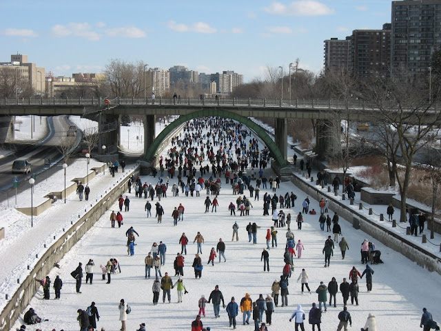 Canadenses-patinando-no-Canal-Rideau-durante-o-inverno