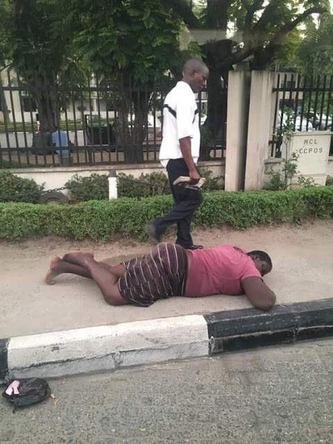 Heartbreaking Photos Of A Homeless Female Yabatech Graduate Who Has Been Sleeping By The Roadside In Lagos