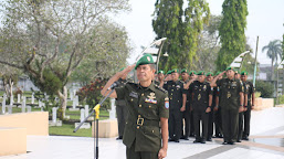 Personil Pendam XII/Tpr Ziarah ke Taman Makam Pahlawan Dalam Acara Peringati HUT Ke-72 Penerangan Angkatan Darat