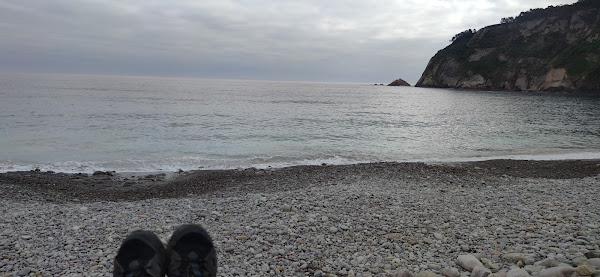 Peregrina en la Playa de Artedo. Camino del Norte