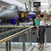 Visitantes se encantam com réplica do F-39 Gripen da FAB em shopping de Brasília (DF)
