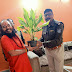 स्वामी वैराग्य नंद उर्फ मिर्ची बाबा ने पर्यावरण संरक्षण का संदेश देने भेंट किया पौधा