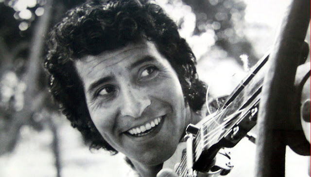 No dia 11 de setembro de 1973, Victor Jara se dirigia à universidade onde dava aulas, quando foi interceptado e capturado pelo exército chileno. Estava em curso o golpe que derrubava o governo democrático de Salvador Allende para dar início à ditadura comandada pelo general Augusto Pinochet. Cantor, compositor, teatrólogo, professor e pesquisador da cultura popular, ele era um dos ícones e símbolos do novo tempo de esperanças que o País vivia.