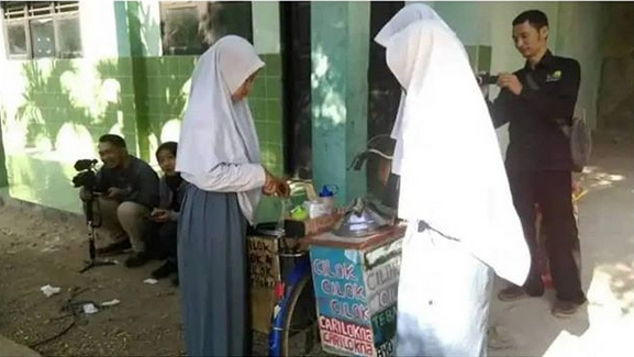 Kisah Ayu, Pelajar SMK yang Berjualan Cilok untuk Bisa Hidup Mandiri