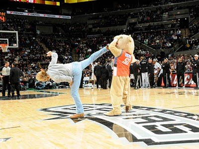 HBK aplica um Sweet Chin Music em Mascote da NBA