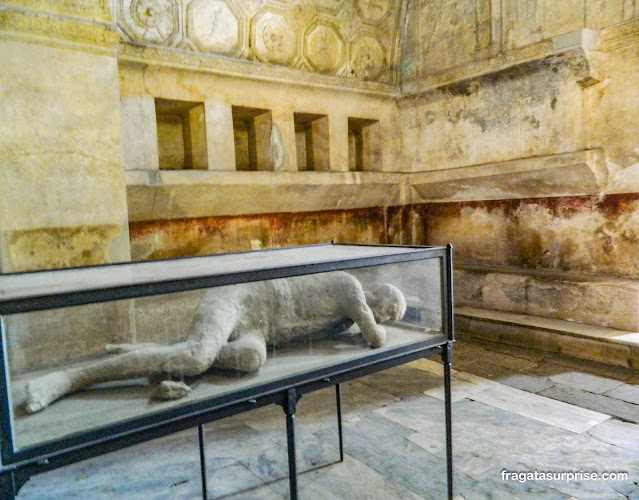 Molde em gesso de um corpo encontrado nas ruínas de Pompeia