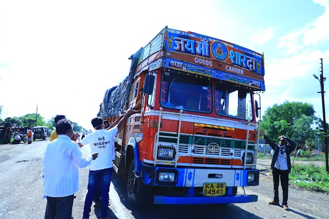 माझं लातूर, साई फाऊंडेशन आणि आम्ही चाकूरकर यांच्याकडून पूरग्रस्त वाहन चालक आणि प्रवाशांना खिचडी, केळी आणि पिण्याच्या पाण्याची सोय*