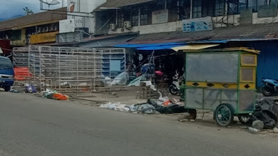 Paska lebaran, tumpukan Sampah belum di angkat.