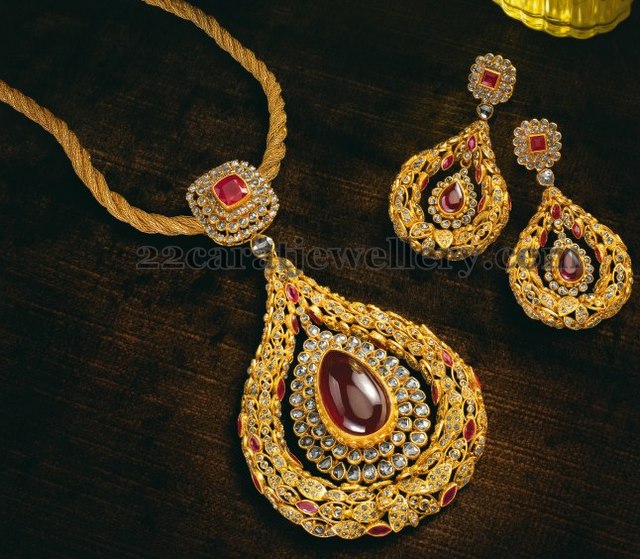 Tara Jewellers Pendant and Earrings