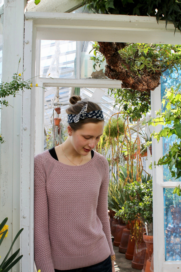 bandana hair-do with bellbottom jeans in Greenhouse #fashion