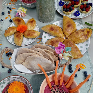 Foto de mesa comida campestre con dos platos de empanadillas