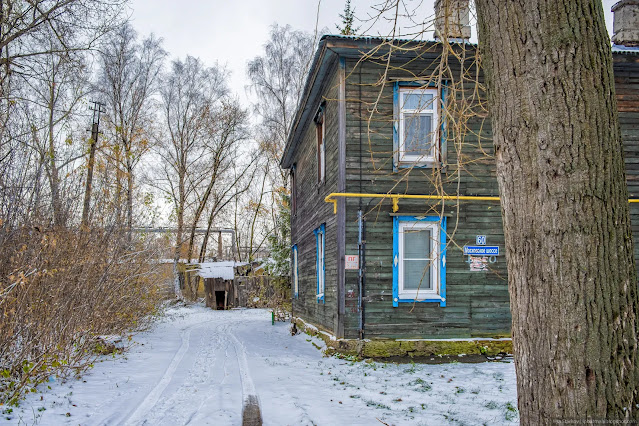 Угол старого деревянного дома