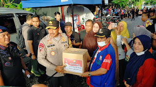 Kapolda Sulsel Serahkan 100 Paket Sembako ke Korban Banjir di Makassar