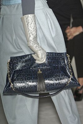 [Louis_Vuitton_close-up_00550m.jpg]