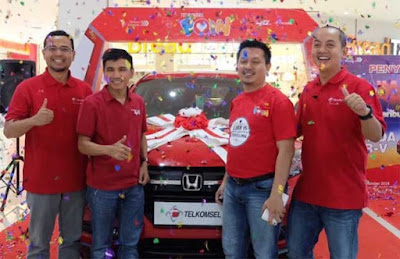 Ambon, Malukupost.com - Telkomsel mengumumkan pemenang program undian Telkomsel Siaga 2018 periode terakhir akhir Agustus lalu di Jakarta. Jemmy Thiesno selaku pelanggan Telkomsel Ambon keluar sebagai salah satu pemenang mobil Honda HR-V dari 2 (dua) unit yang disediakan sebagai hadiah. Penyerahan hadiah dilakukan di Maluku City Mall, Jumat, (28/9) yang diserahkan langsung oleh Manager Branch Ambon, Oka Mahendra dan Manager Loyalty and Retention Area Support, Syamsunil kepada pemenang.