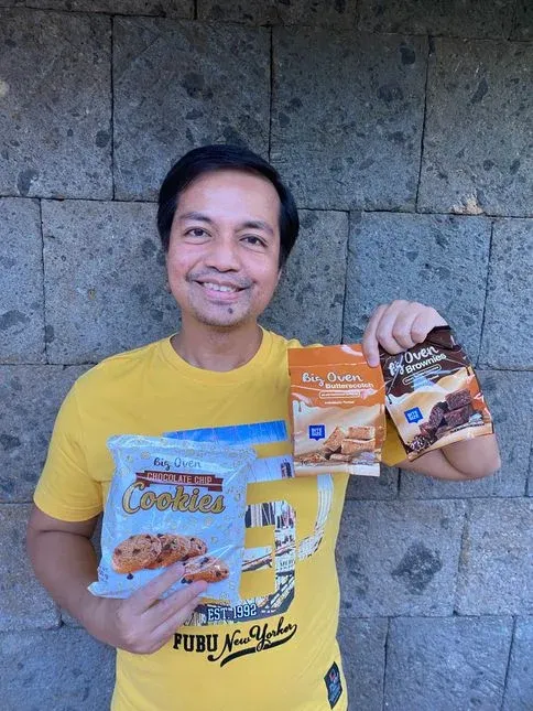 A man holding different ChocoVron Big Oven products