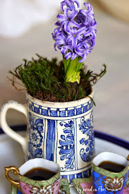 ceramica albastra de korund transylvania floare si cesti chinezesti de cafea