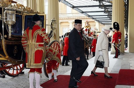 Presiden SBY dan Ratu Elizabeth II Menaiki Kereta Kuda Kerajaan