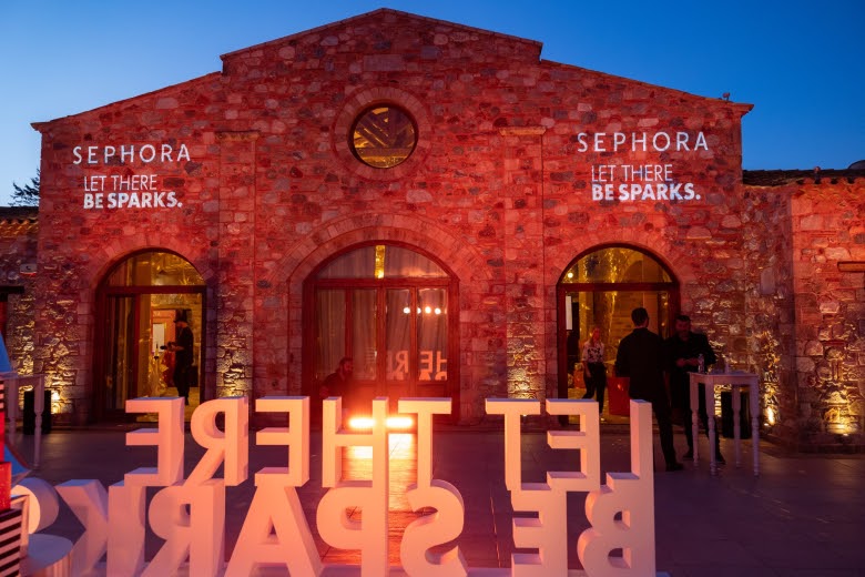 "Let There Be Sparks": Το χριστουγεννιάτικο party της Sephora για το 2023