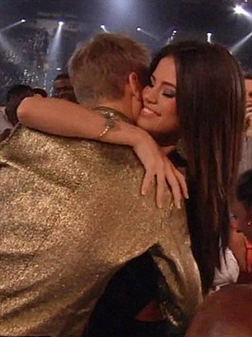Justin Bieber dan Selena Gomez Bercinta (Berciuman dan Berpelukan) di Billboard Music Awards - FaceLeakz