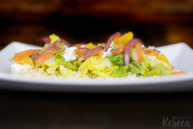 Ensalada de cous cous, naranja y salmón