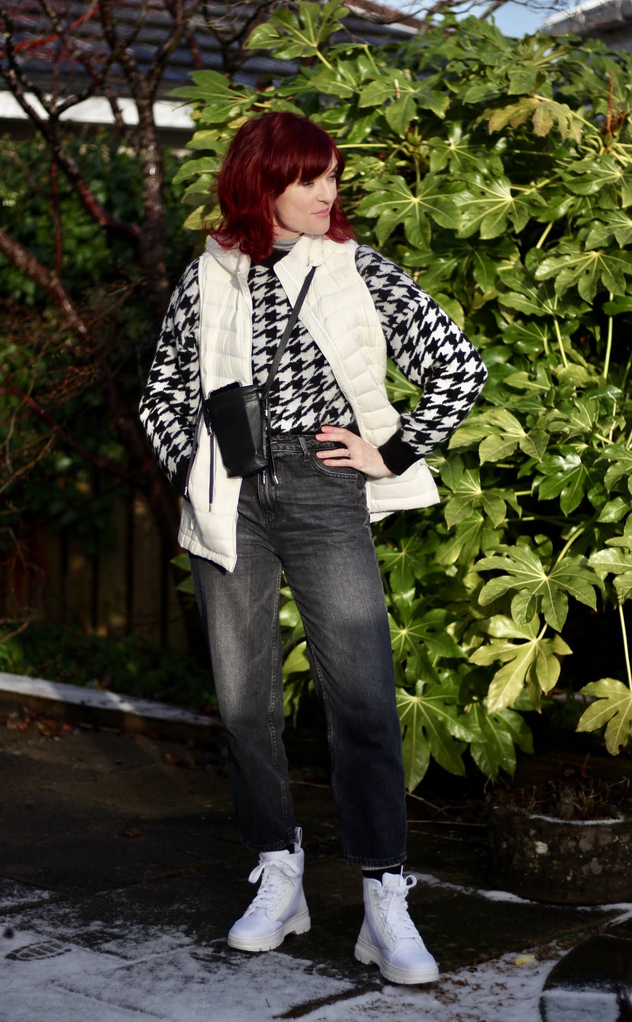 Houndstooth cropped Mom jeans white boots