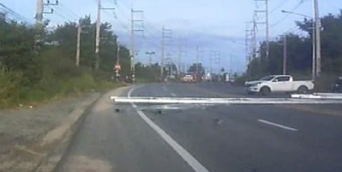 Οδηγός φορτηγού προκάλεσε χάος σε αυτοκινητόδρομο στην Ταϊλάνδη (video)