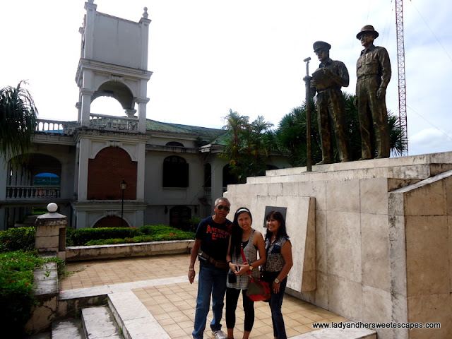 statue of Mac Arthur and Osmeña in Leyte tour