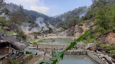 Ayo Berendam di Air Panas Alami Kawah Rengganis 