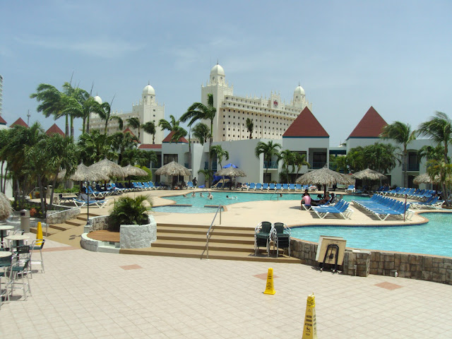 Vista da piscina do Mill Resort, ao fundo o Riu Palace, Aruba