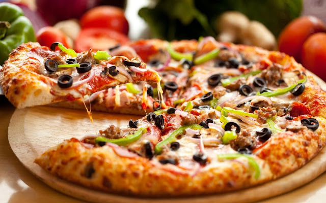 "ابهر ضيوفك بالمهارة الإيطالية: تعلم كيف تصنع بيتزا رائعة تذوب في الفم"