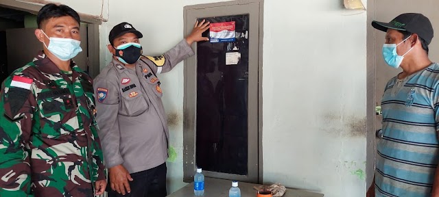 Polsek Nongsa Lakukan Tracing Pemasangan Stiker Pantau Penyebaran Covid-19   