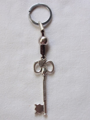 llavero elaborado en cuero y adorno de llave labrada estilo antiguo