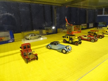 2019.03.10-093 vitrines de miniatures automobiles