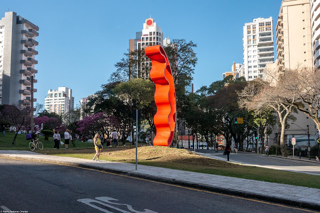 Escultura de Tomie Ohtake na Praça do Japão