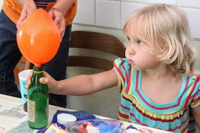 Homescholing ; inflating a balloon using bicarb and vinegar