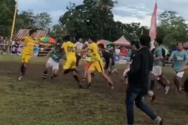 Ricuh Turnamen Sepak Bola di Bone, Penonton Masuk Lapangan Pukul Pemain