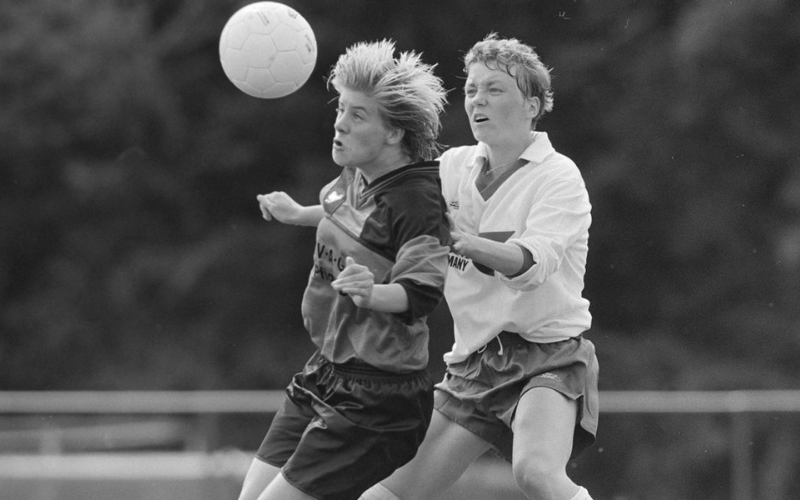 Jogadoras de Schmalfelder SV e SC Poppenbüttel batalham pela bola na primeira partida da história da Frauen-Bundesliga (Witters/Wilfried Witters)