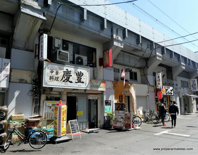 bares en las vías de tren Tokio