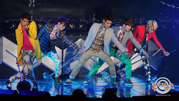 SHINee performs Dream Girl