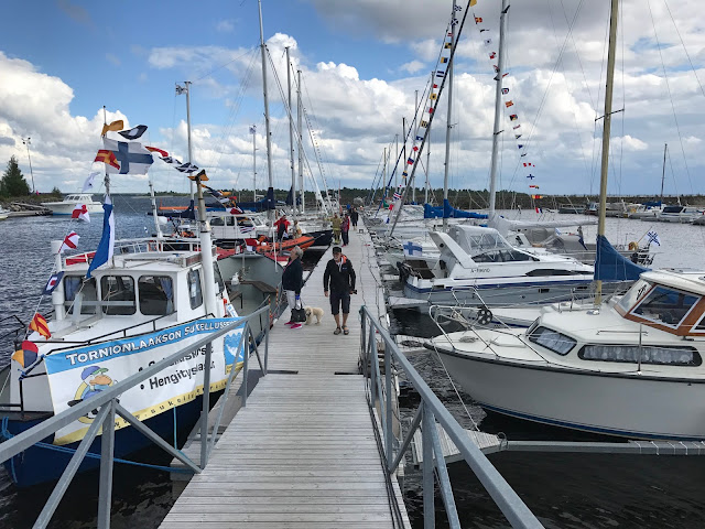 Venesatama Tornion Letossa. Veneitä molemmin puolin pitkää laituria.