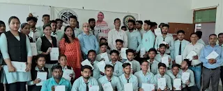 जौनपुर: निर्मला देवी फार्मेसी कालेज में टैबलेट का हुआ वितरण | #NayaSaveraNetwork