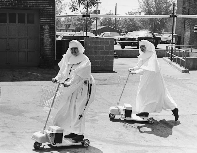 Divertidas fotografías de monjas pasándoselo bien en los años 60