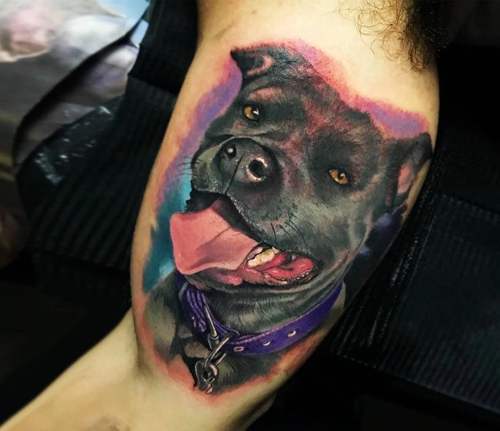 Tatuaje realista de perro de presa, que se sale de lo bien hecho que está