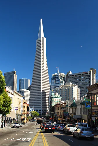 Espectacular vista urbana del distrito financiero de la ciudad de San Francisco de día con la famosa Transamerica, al fondo; cielo azul y sol radiente