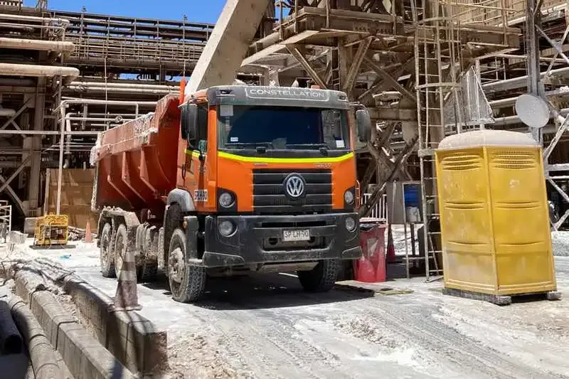 Caminhão VW Constellation 32.360 dentro de uma mina de lítio no Chile